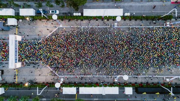 台北馬拉松跑在平時車水馬龍的都會區，賽事期間道路淨空，對跑者而言是難得的體驗。（台北市政府體育局提供）
