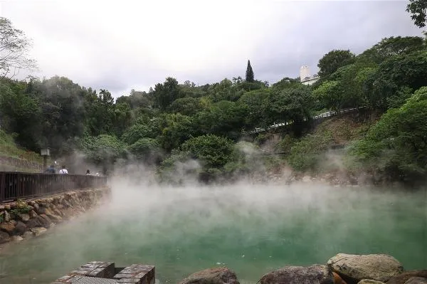 終年煙霧裊裊的地熱谷，可欣賞「磺泉玉露」的美景。