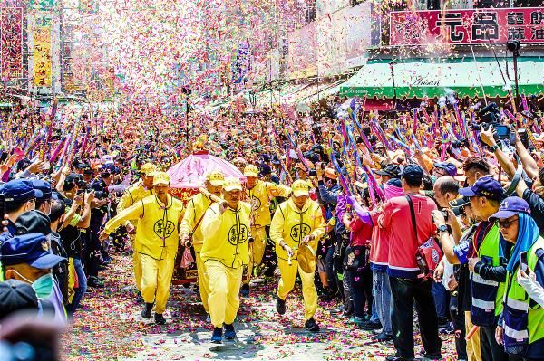 北港朝天宮門前湧進滿滿的進香人潮。（拱天宮提供，張文安攝）