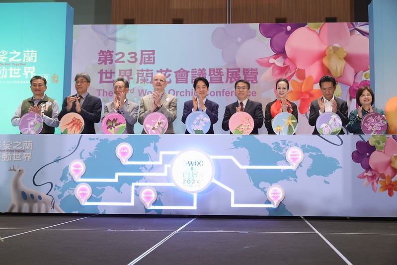 副總統與現場貴賓一同進行啟動儀式