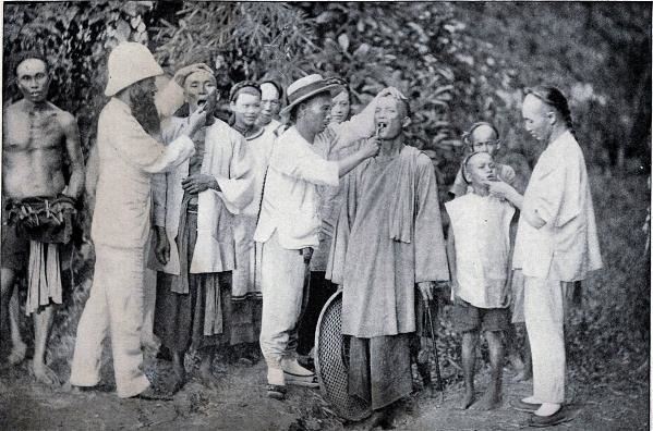 馬偕藉著傳教旅行，同時四處為民眾拔牙治病，許多老相片都留下這經典的畫面。