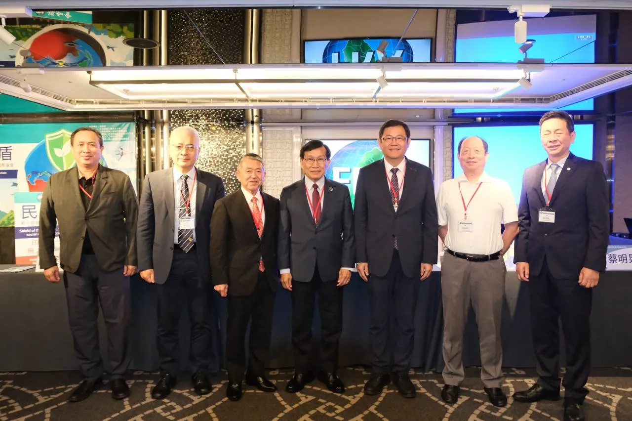 自左起為雷虎科技董事長陳冠如、工研院院長張培仁、前日本自衛隊統合幕僚長岩崎茂上將、福和會理事長陳彥升、無人機外交小組執行長江振瑋、中科院航空所所長邱祖湘及漢翔航空軍業處處長蔡明晃