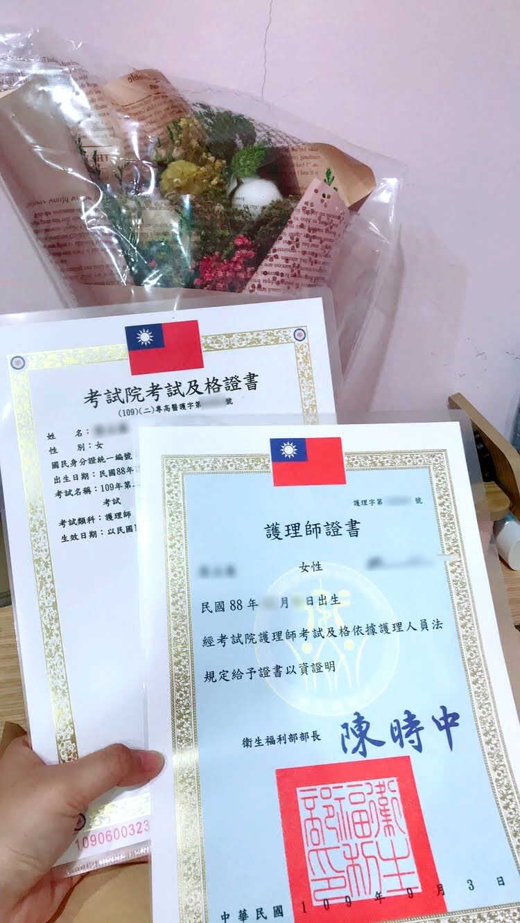 小真首度參加國家級護理師考試，即順利通過，一舉取得護理師證書，曾經努力的心血，都化為美好的成果(台灣世界展望會提供)