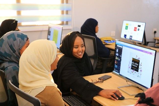 索馬利蘭資通訊創新園區的訓練講師為學員示範圖文編修技巧。