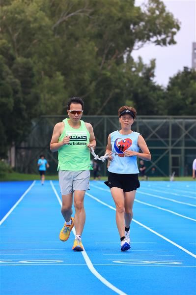 為維持練習量，周坤芳（左）和侯美花常常一下班就到台灣大學操場練跑。