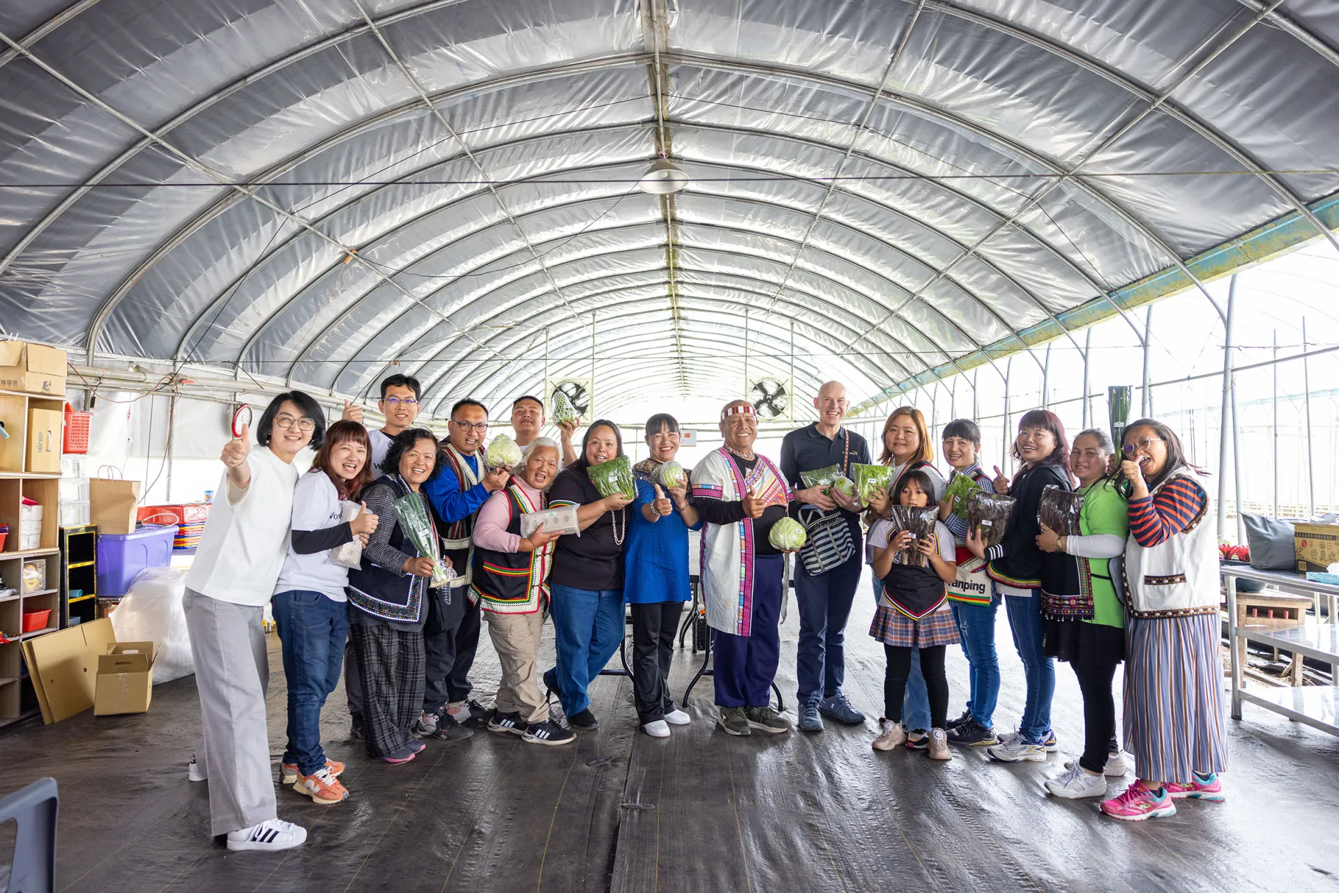 安德魯‧莫利在「原鄉蔬菜箱」培力班成員的笑容與欣欣向榮的菜園中，看見在地培力帶來的豐盛與喜樂。(台灣世界展望會提供)