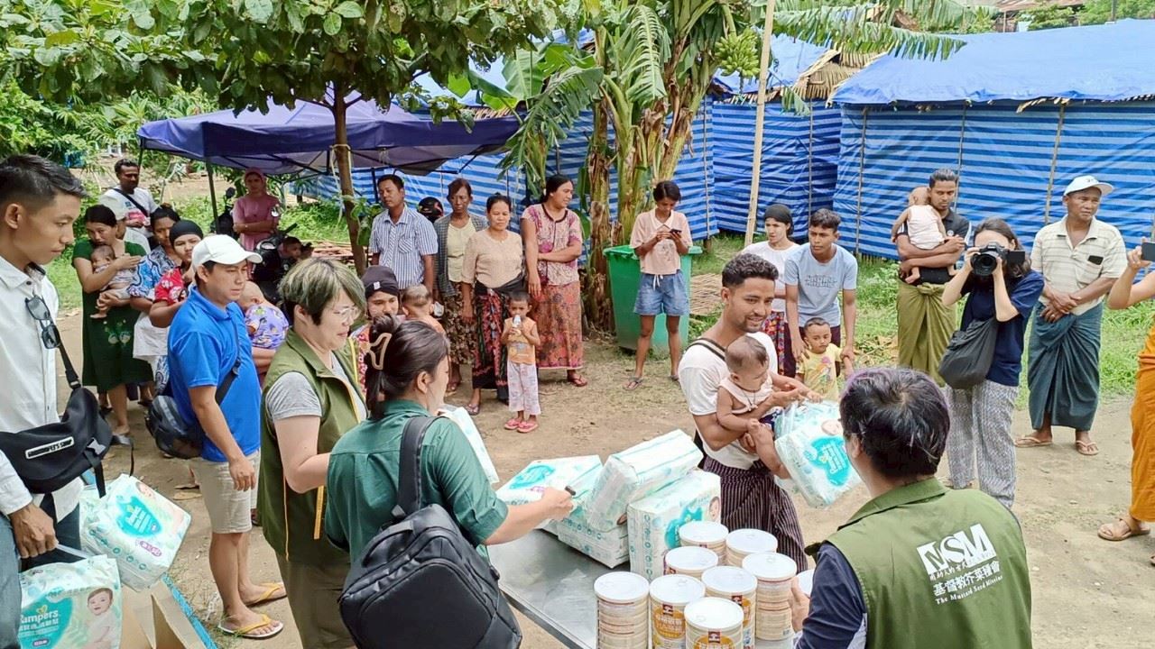 緬甸助人網發送幼兒物資,使災民家庭在困境中得安慰。(芥菜種會提供)