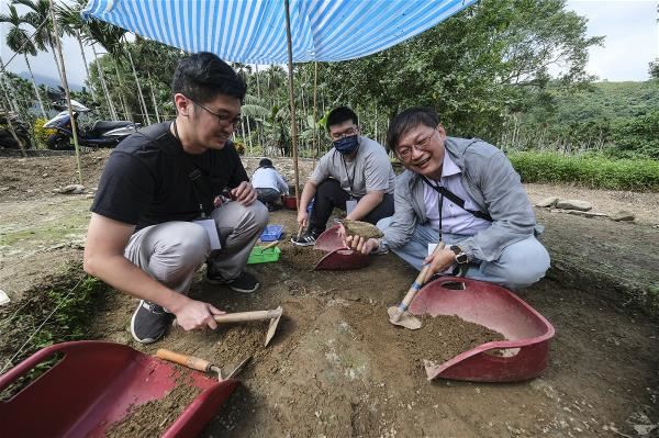 民眾經過指導後，在文化層進行挖掘。