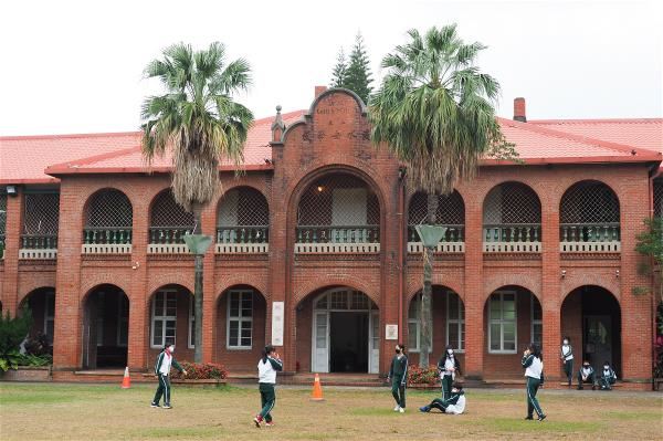 目前還留存的淡水女學校牌樓，此地是台灣女子首學。（林格立攝）