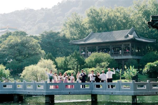 Because they had wedding guests coming from 15 countries, Tom and Joanna arranged for preliminary activities at Zhishan Garden in the grounds of the National Palace Museum to introduce their guests to Taiwanese culture. (courtesy of Tom Fifield)