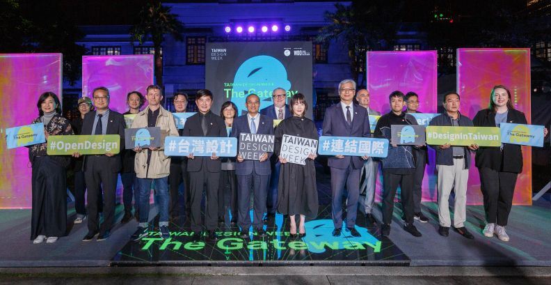 Vice Economic Minister Lien Ching-chang (front, fifth left) is joined by designers, business representatives and other officials at a banquet Dec. 12 during Taiwan Design Week in Taipei City. (Courtesy of MOEA)