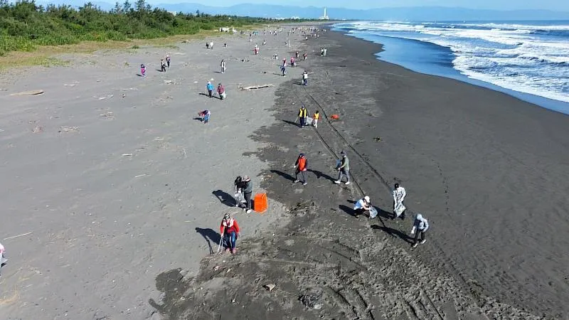 救國團辦理「青春造夢 共築永續淨灘行動」 青年關懷環境蘇澳大坑罟淨灘