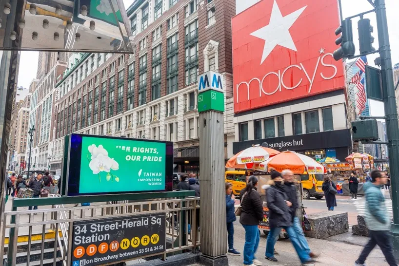 紐約地鐵站入口看板傳達台灣訴求。