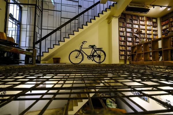 從地下室延伸至一樓的書櫃，以及鋼筋骨架交錯下，隱密卻又不壓迫的藝廊，都是艸祭於書店時期便存在的特色區域。