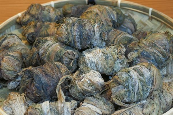 芥菜醃漬曬乾後會變成梅乾菜，是客家料理常見的食材。