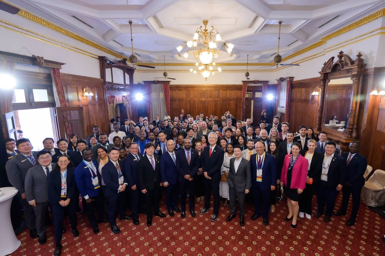 外交部政務次長吳志中及國際青年商會各國代表合影。