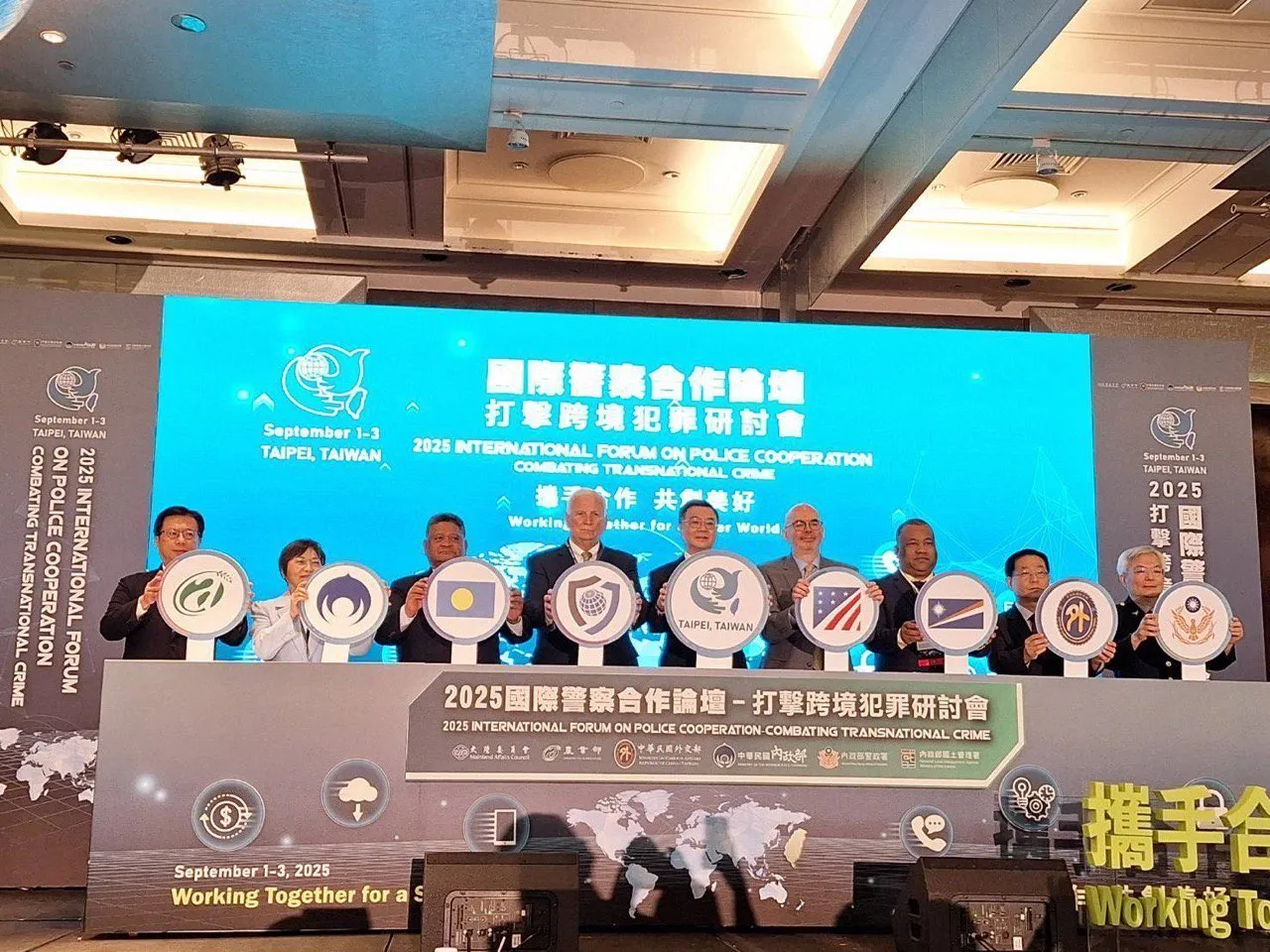 「2025國際警察合作論壇―打擊跨境犯罪研討會」啟動儀式。（由左至右）農業部政務次長黃昭欽、內政部長劉世芳、帛琉國務部長艾古斯（Gustav Aitaro）、國際警察首長協會（IACP）會長Ken Walker、行政院長卓榮泰、美國在台協會處長谷立言（Raymond Greene）、馬紹爾群島司法、移民暨勞工部長查克拉（Wisely Zackhras）、外交部常務次長葛葆萱、內政部警政署長張榮興。