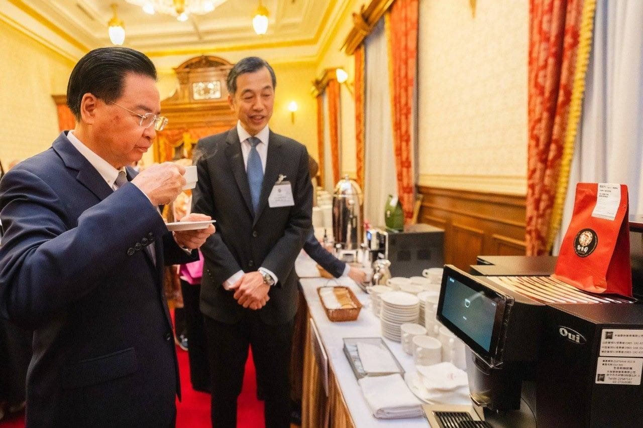 外交部長吳釗燮品嚐阿里山精品咖啡，推廣我國特色農產品。
