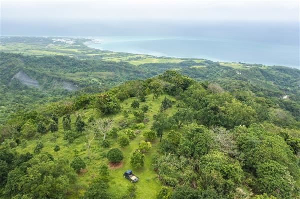 竹湖山居「櫟見之丘」位處台東長濱山區一處稜線上,與太平洋遙相對望。