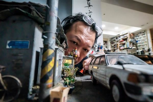 對每個細節都百分百投入的鄭鴻展,在他的微縮作品前永遠是個巨人。