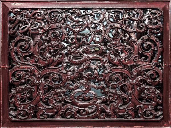 大木匠司陳應彬，以拿手的螭虎團字盤牆，將「北港朝天宮」鑲嵌在神轎上。