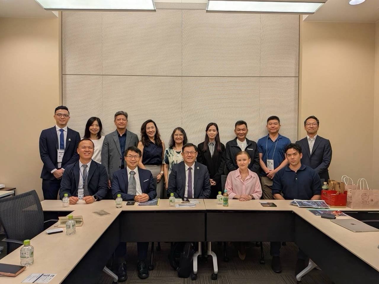 Chiang Zhen-wei (front center), the MOFA’s drone diplomacy task force head, and Ukrainian Chamber of Commerce in Japan Chair Kateryna Yavorska (front, second right) meet July 17 in Tokyo to discuss collaboration on drones. (MOFA)