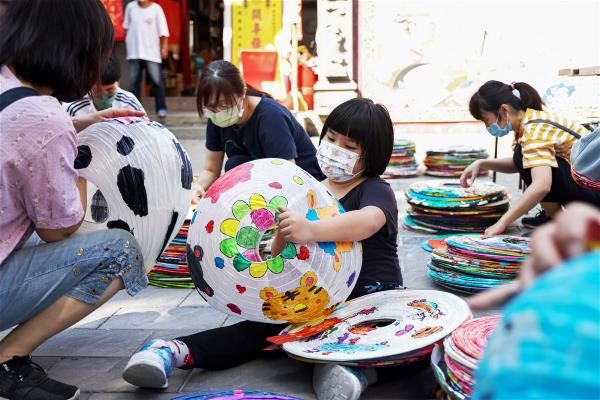 Tainan’s Phoo Tse Lantern Festival relies on everybody pitching in, including by painting and hanging their own lanterns. Each paper lamp bears its own story. (courtesy of PCSA)