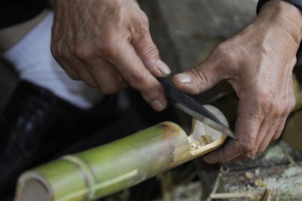 刨、挖、燒、凹等工序，信二竹店仍維持著傳統的包管技法，製造竹家具。