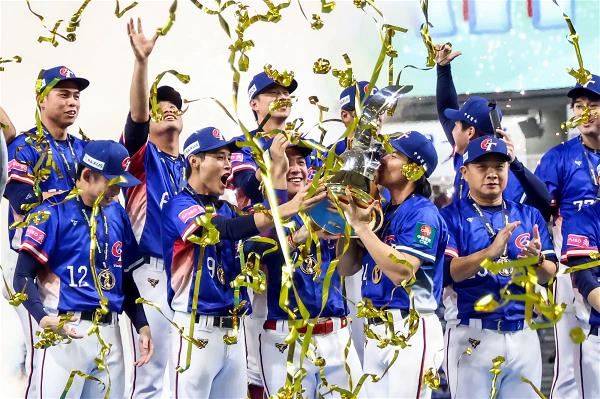 2024年，中華隊在日本東京勇奪世界棒球12強賽（WBSC Premier12）冠軍，球員高舉獎盃歡慶勝利；這一刻，也讓全台球迷熱淚盈眶。（中華棒協提供）