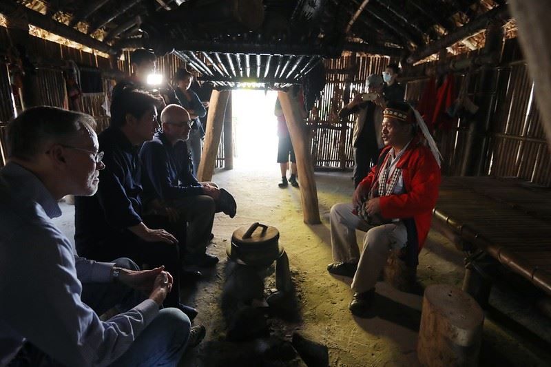 The Vice President and the guests travelled to Tapang Community and visited the family house for the blessing ceremony and the men’s club house of Tsou in the company