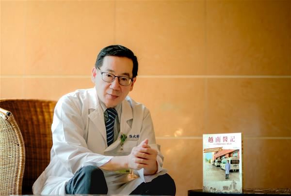 曾在震興醫院擔任副院長的張武修，與越南一同走過嚴峻的Covid-19疫情。