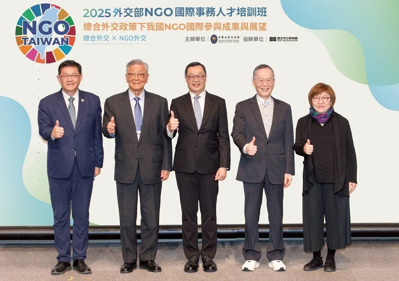 Deputy Foreign Minister Chen Ming-chi (center) is joined by other officials and NGO leaders on stage Nov. 29 at the Taipei Fine Arts Museum. (MOFA)