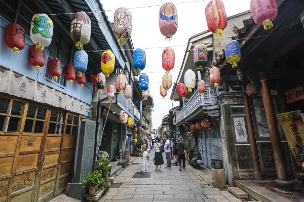 神農街保留了台灣傳統街屋風貌，特色小店、街廟以及傳統行業，讓遊客有探險尋寶的氛圍。