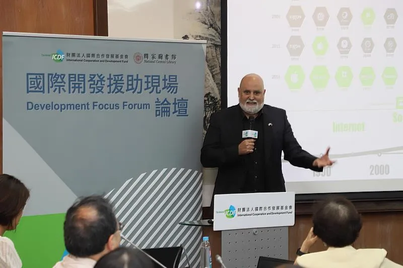 本次論壇由外交部及國家圖書館邀訪的旅臺國際學人、丹麥哥本哈根大學法學院CeBIL中心副主任兼副教授Marcelo Corrales Compagnucci以「建構具倫理與可信賴之人工智慧：邁向智慧醫療的未來」為題進行專題演講。