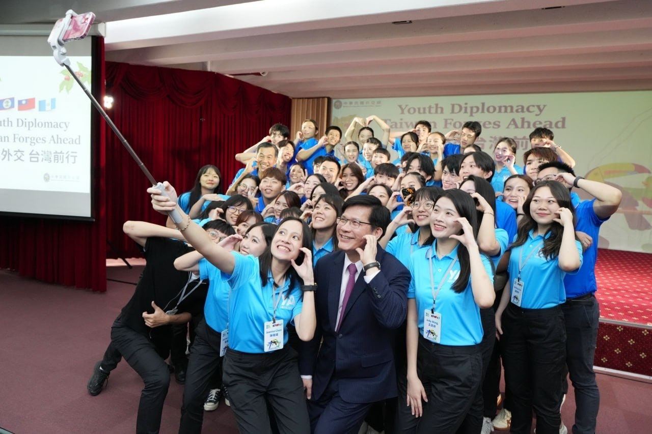 外交部長林佳龍與全體團員自拍。