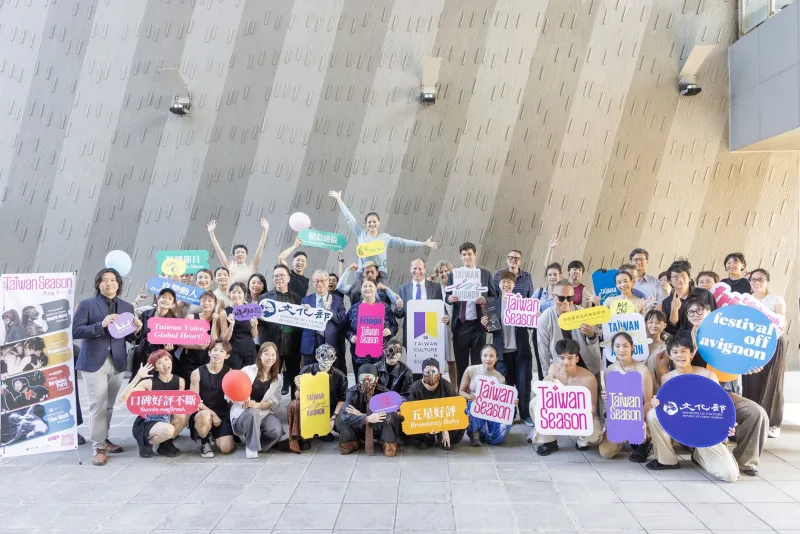 Minister of Culture Li Yuan (second row, sixth left) is joined by European representatives in Taiwan and members of the performing arts groups to be featured in the 2026 Festival Off Avignon in France and Edinburgh Festival Fringe in the U.K. at a news conference June 2 in Taipei City. (Courtesy of Ministry of Culture)