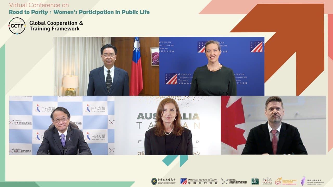 圖說：上排左至右：外交部長吳釗燮、美國在台協會台北辦事處處長孫曉雅（Sandra Oudkirk）；下排左至右：日本台灣交流協會代表泉裕泰（IZUMI Hiroyasu)、澳洲辦事處代表露珍怡（Jenny Bloomfield）、加拿大駐台北貿易辦事處代表芮喬丹（Jordan Reeves)