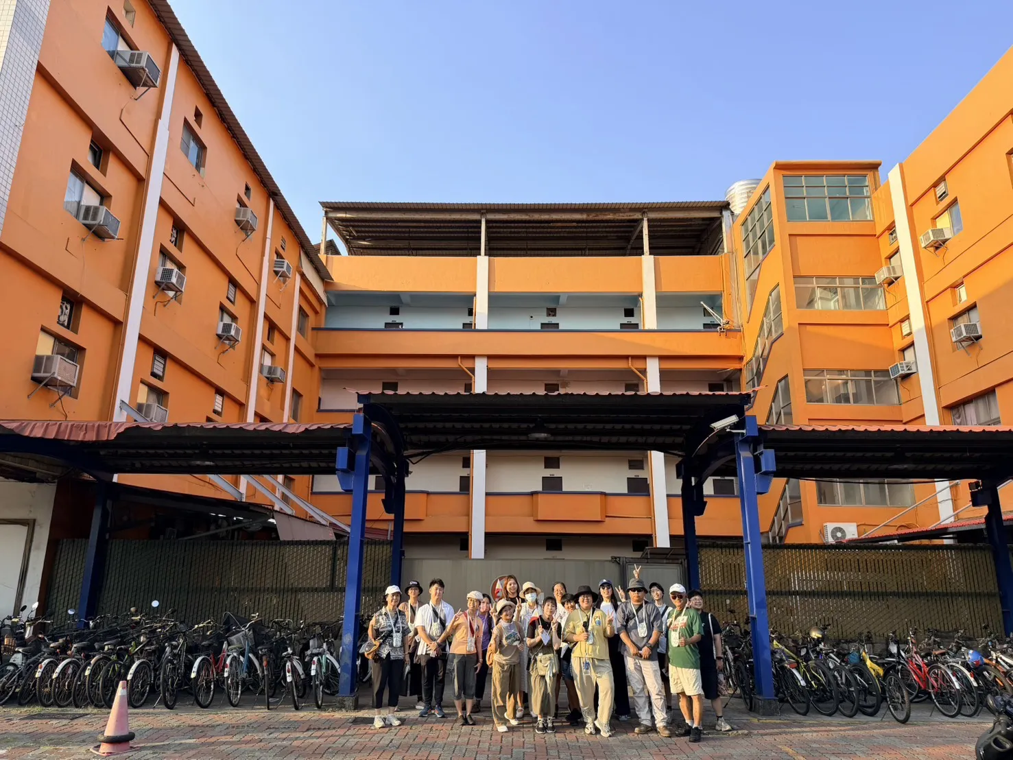 Isa 分享童年記憶與生活細節，包括巷弄間的綠皮屋、黃皮屋，如今仍作為移工宿舍，這些場景承載著移工群體在台的日常與社群記憶。(基督教芥菜種會提供)