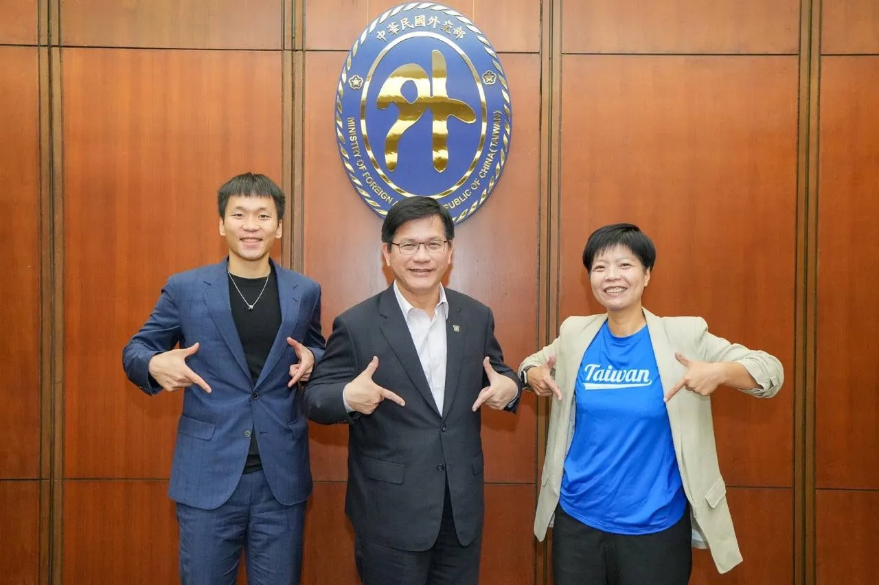 外交部長林佳龍、運動部長李洋及我國無任所大使劉柏君合影。