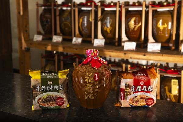 擁有豐富的製酒實力，台灣菸酒公司推出料理酒包的泡麵，成為台灣泡麵的一大特色。(莊坤儒攝)