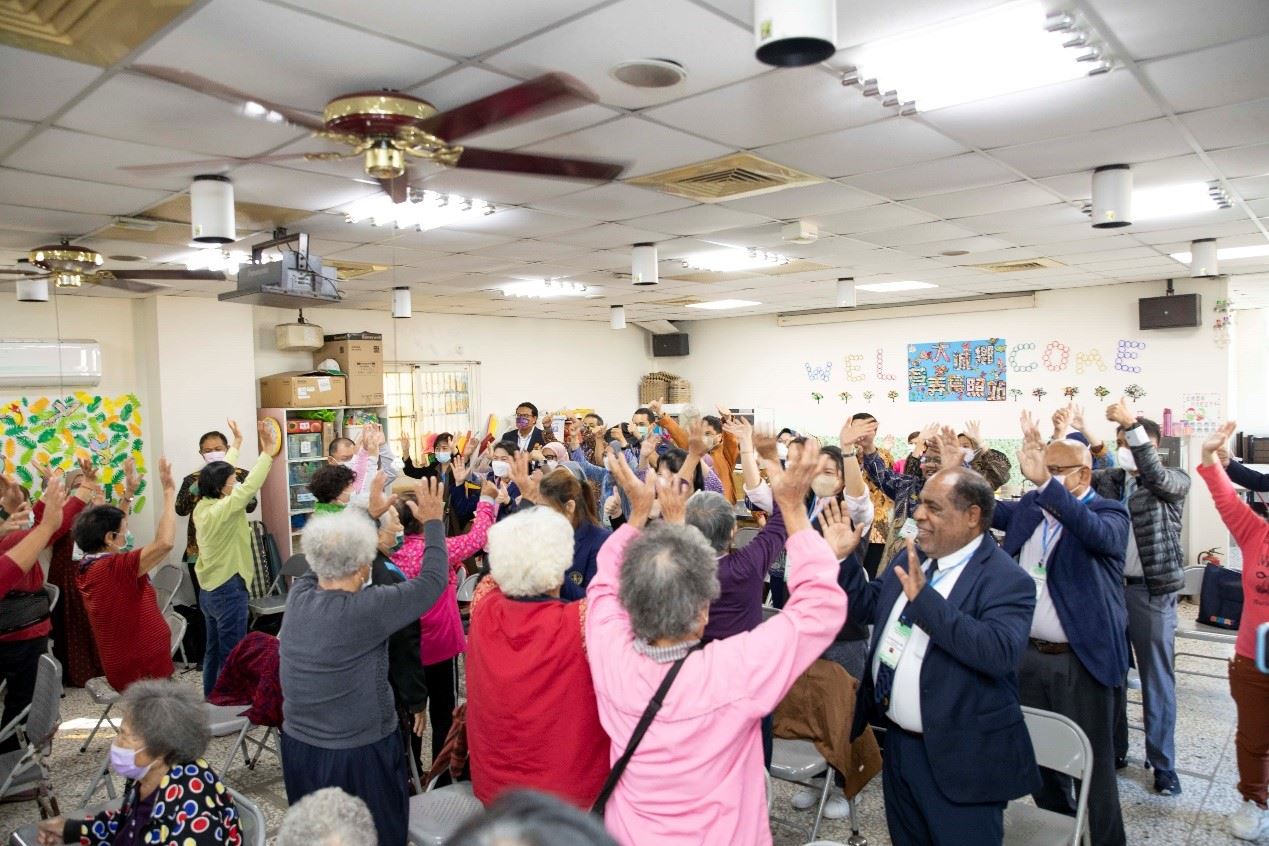 二林基督教醫院_大城鄉長照C據點長輩與貴賓相互寒暄問候。