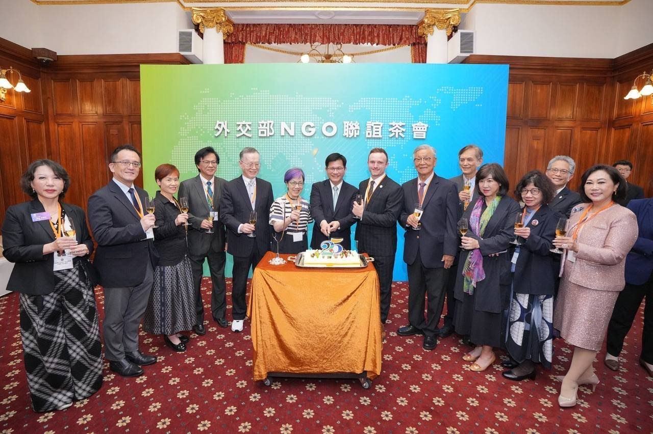 外交部長林佳龍及國內外NGO代表為NGO國際事務會成立25週年祝賀。