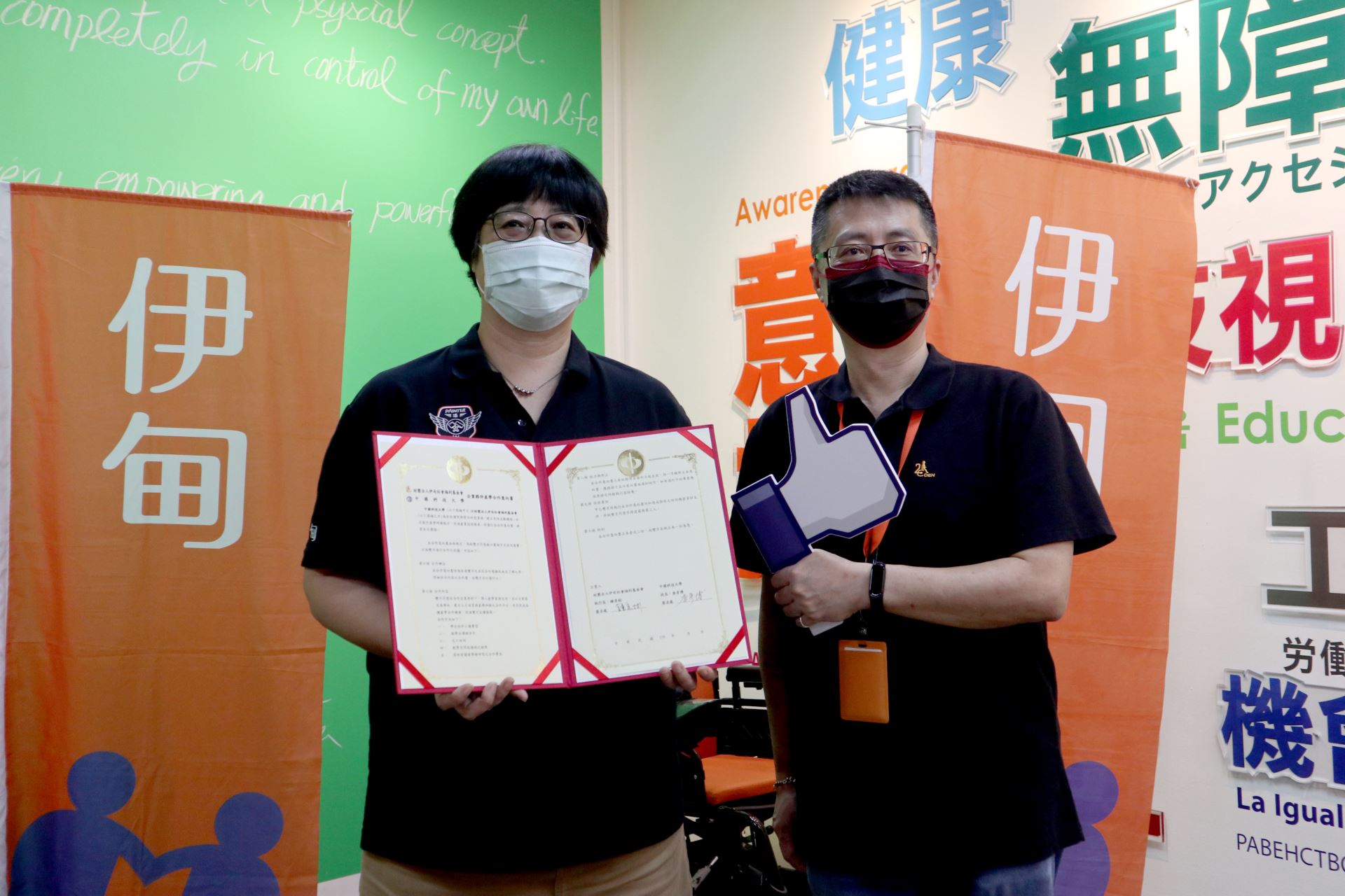 CEO Yen-Bing Chung (left) and Vice CEO Chien Chao represented Eden to sign the industry-academia collaboration contract with CUTe.