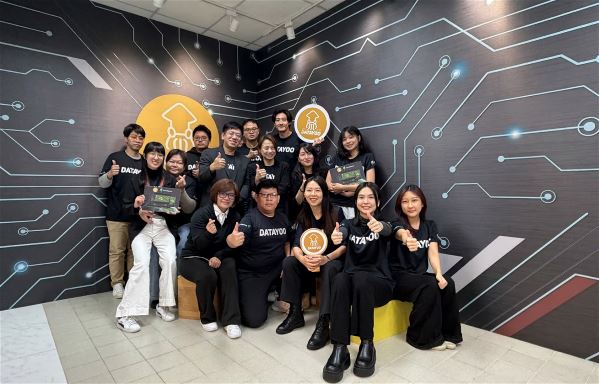 吳君孝帶領約30人的悠由數據團隊，服務遍及全球，目前用戶分布於32個國家。（悠由數據提供）