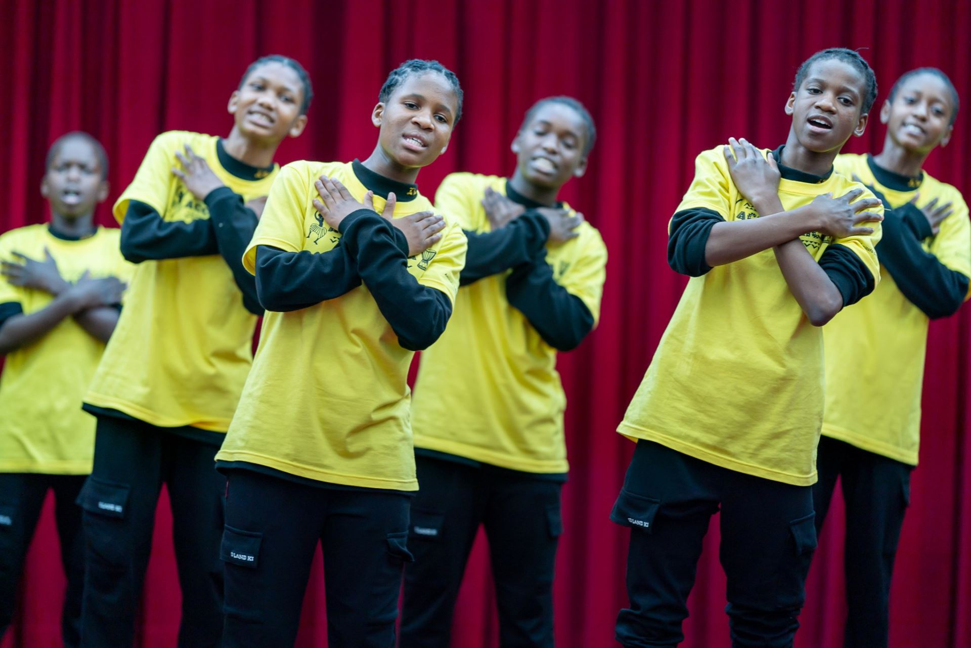 阿彌陀佛關懷中心納米比亞院所院童演唱安可曲「明天會更好」。