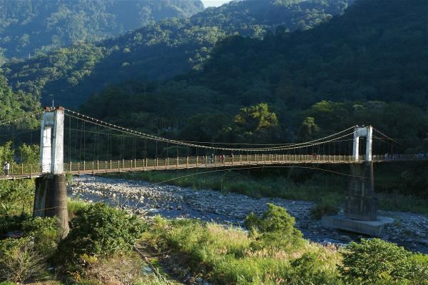 內灣吊橋橫跨油羅溪，是過去來往南坪古道的交通要道。