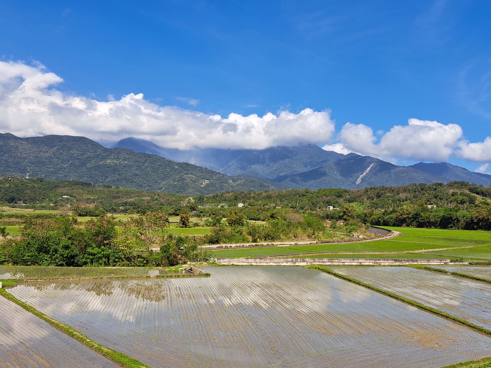 縱谷與海岸向為花東無比珍貴的自然資產，隨著大地震重創太魯閣，使得縱谷與海岸站在舞台上。圖片來源：千里步道協會 提供