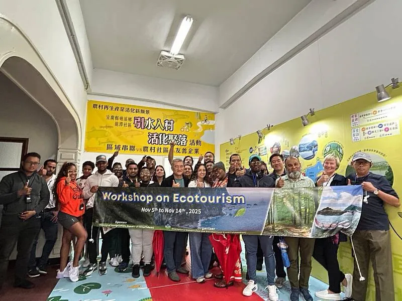 學員參訪宜蘭龍潭湖合影