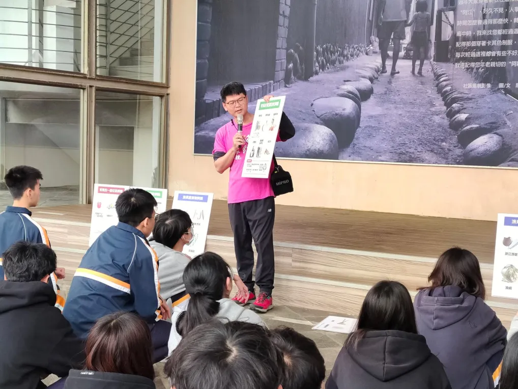 海線一家親專案經理陳世佳帶領學生認識海洋環保議題。圖片來源：海線一家親環保協會