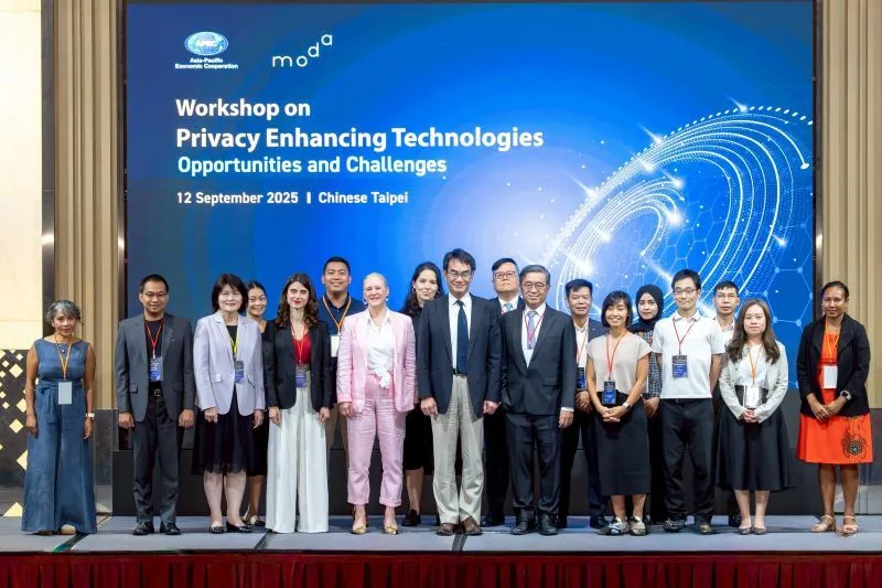 Lin Yi-Jing (front, center), minister of digital affairs, presides over an APEC conference on upholding privacy Sept. 12 in Taipei City. (Courtesy of MODA)